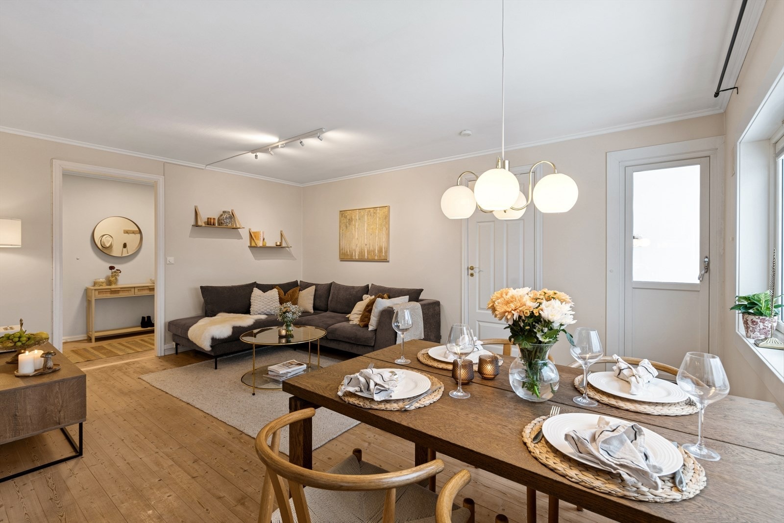 Leiligheten har en åpen stue/kjøkken løsning som bidrar til stor møbleringsfrihet. Galleribilde