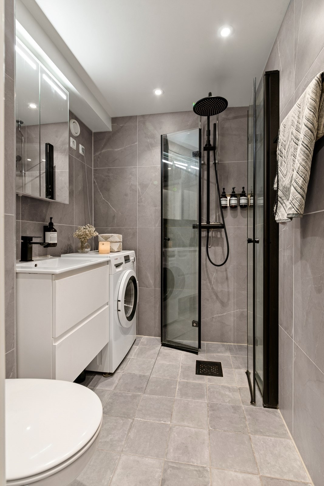 Badet er nytt fra 2021 og er flislagt med lekre og moderne fliser på vegger og gulv. Galleribilde