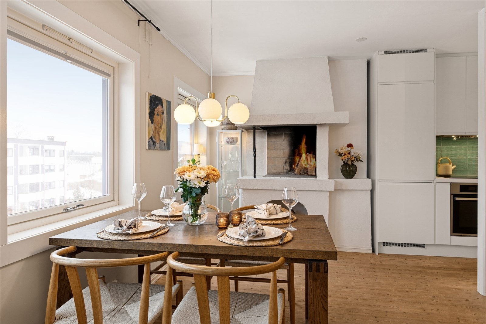 De store vindusflatene i rommet bidrar til rikelig med naturlig lys. Galleribilde