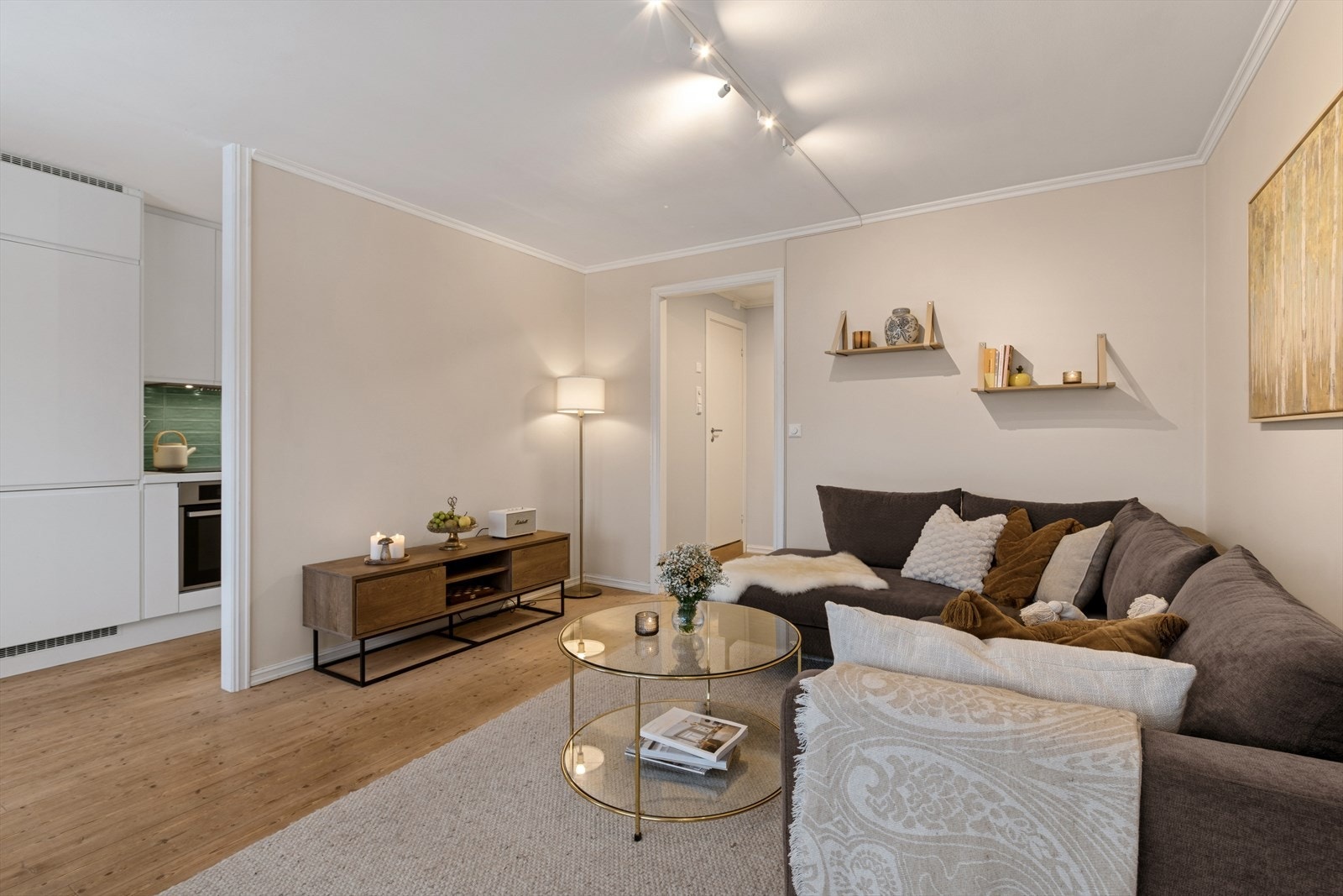 Den generøse takhøyden bidrar til at stuen oppleves som svært romslig og tiltalende. Galleribilde