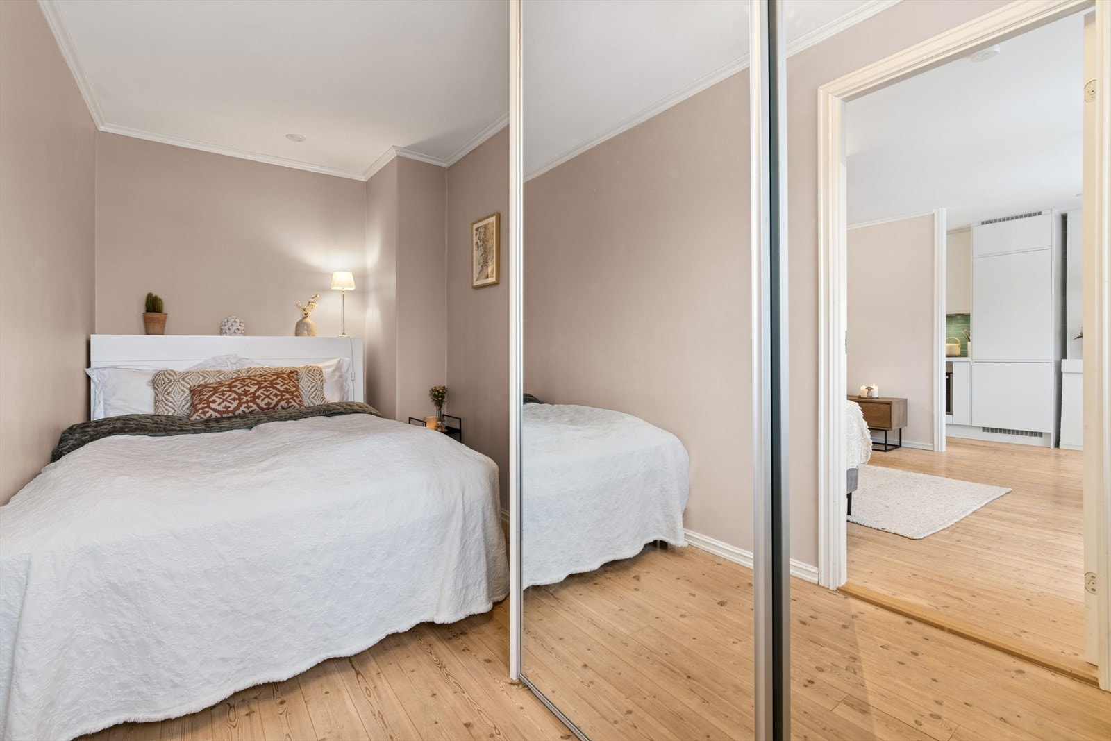 På soverommet er det god plass til en stor dobbeltseng og tilhørende møblement. Galleribilde