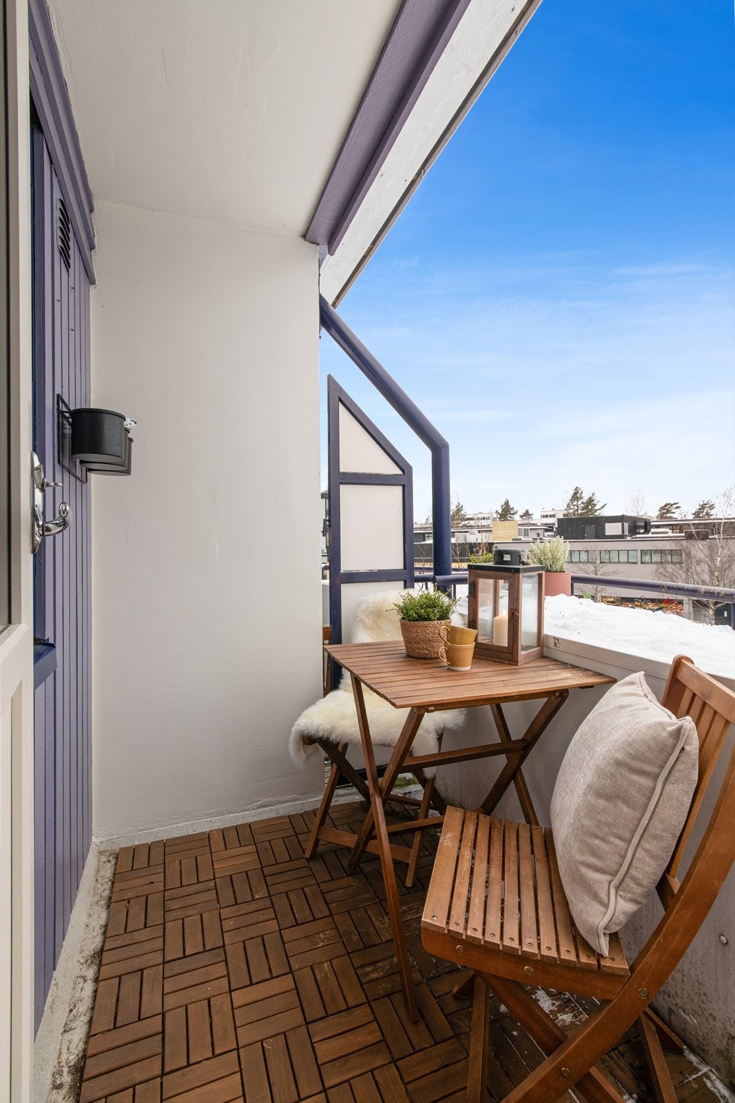 Fra stuen er det utgang til en solrik balkong på ca. 3 kvm med et hyggelig utsyn og plass til utemøblement. Galleribilde