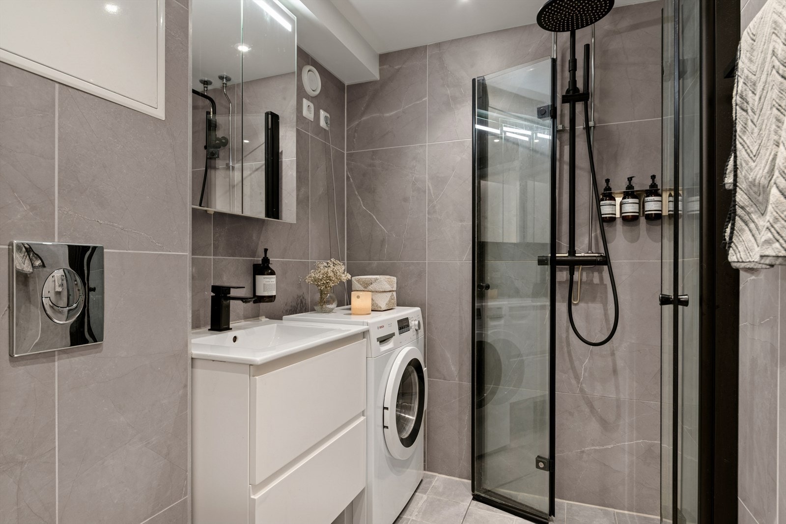 Innredningen består av servant med skuffeseksjon, speilskap, klosett, dusjhjørne og opplegg for vaskemaskin. Galleribilde