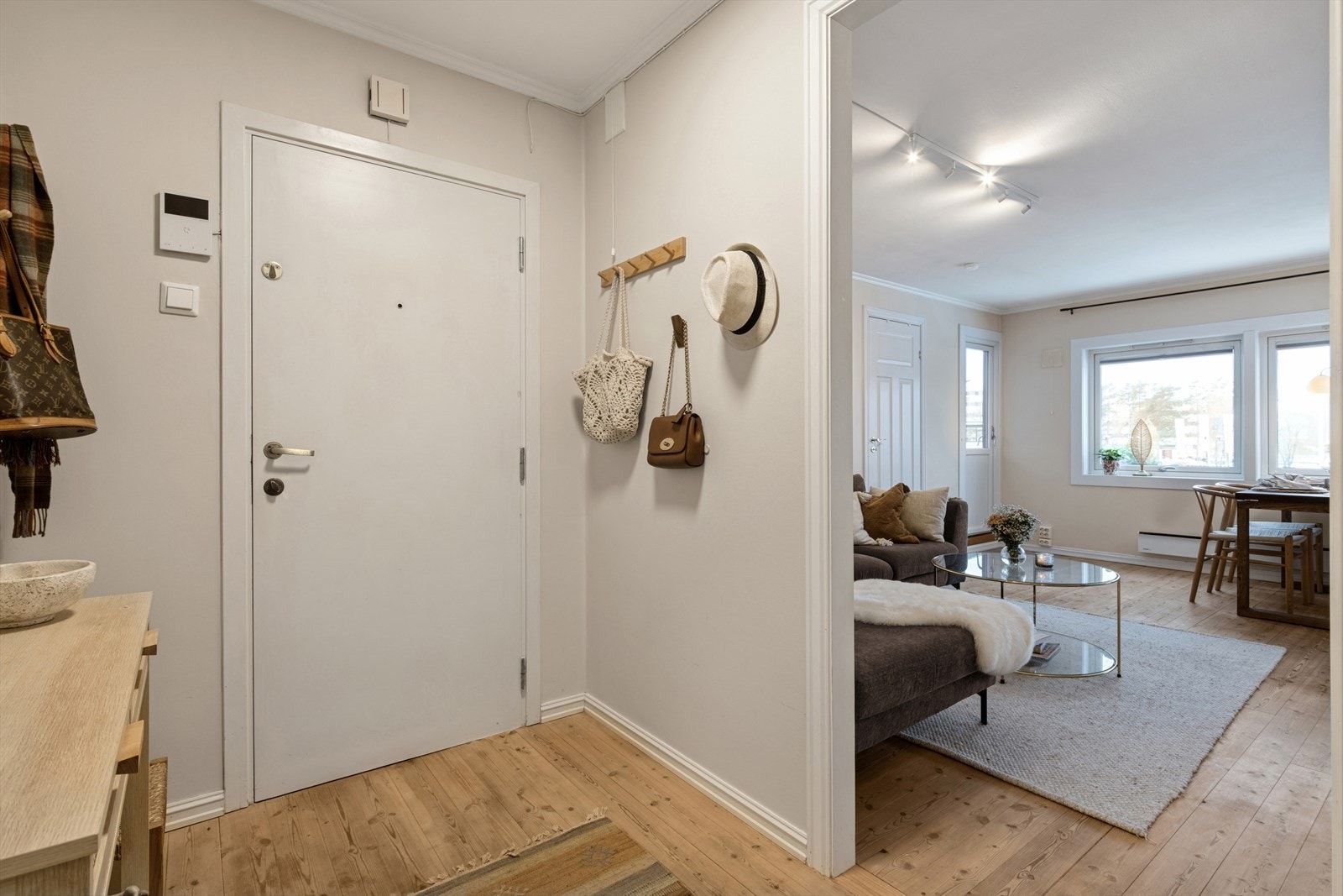 Leiligheten har et romslig og innbydende inngangsparti med god plass til åpen garderobeløsning og enkle oppbevaringsmøbler. Galleribilde