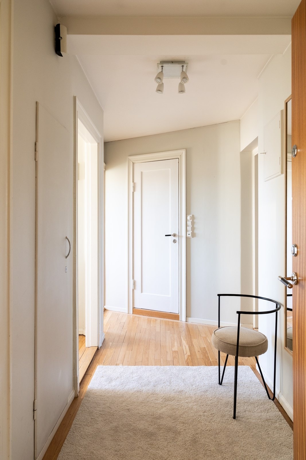 - En lys og innbydende entré som gir et godt førsteinntrykk av boligen. God plass til sko og yttertøy - Galleribilde