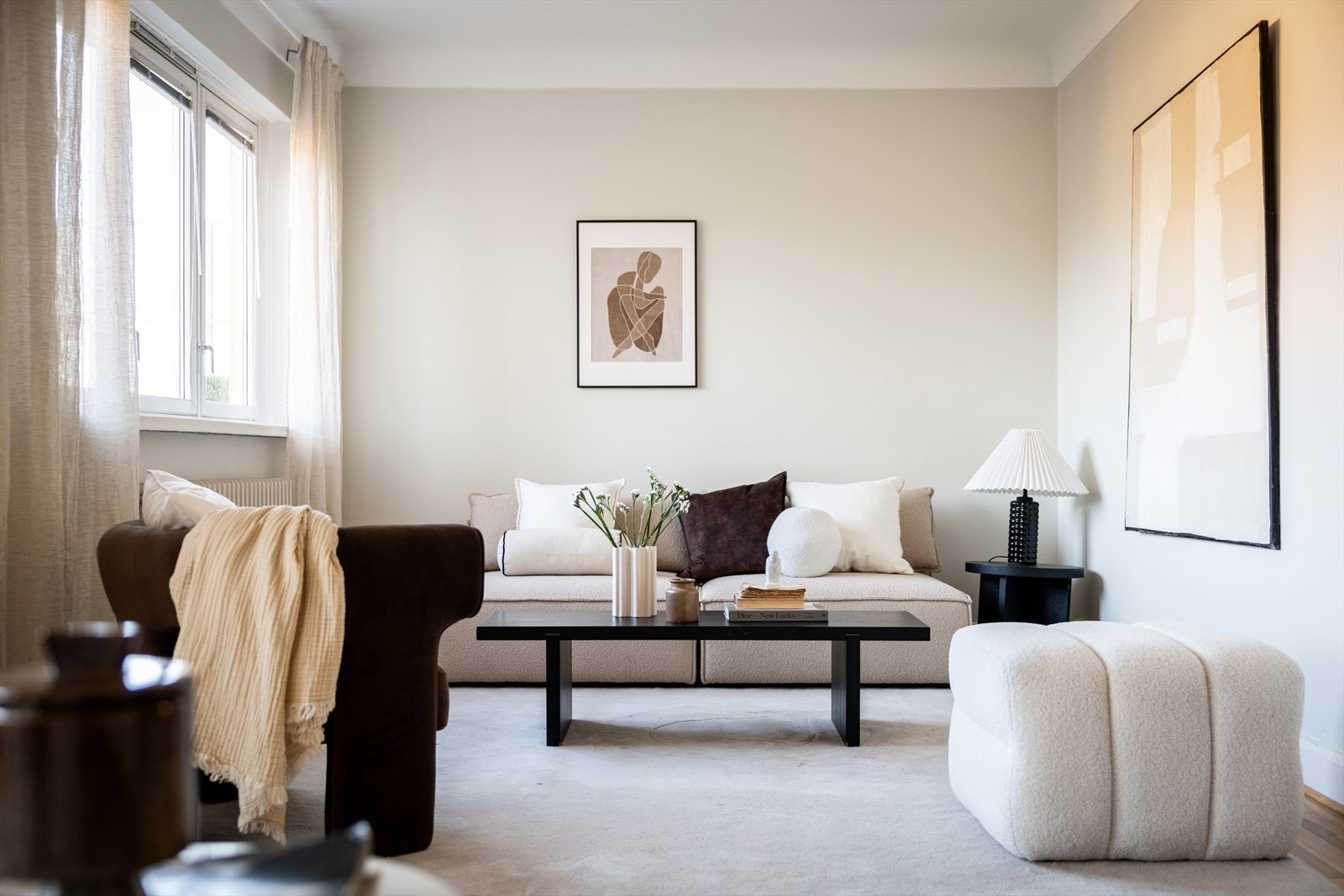 - God plass til sofagruppe med tilhørende møblement - Galleribilde