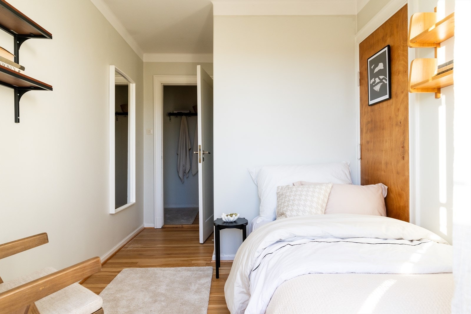 - Romslig soverom med god plass til seng og garderobeskap - Galleribilde