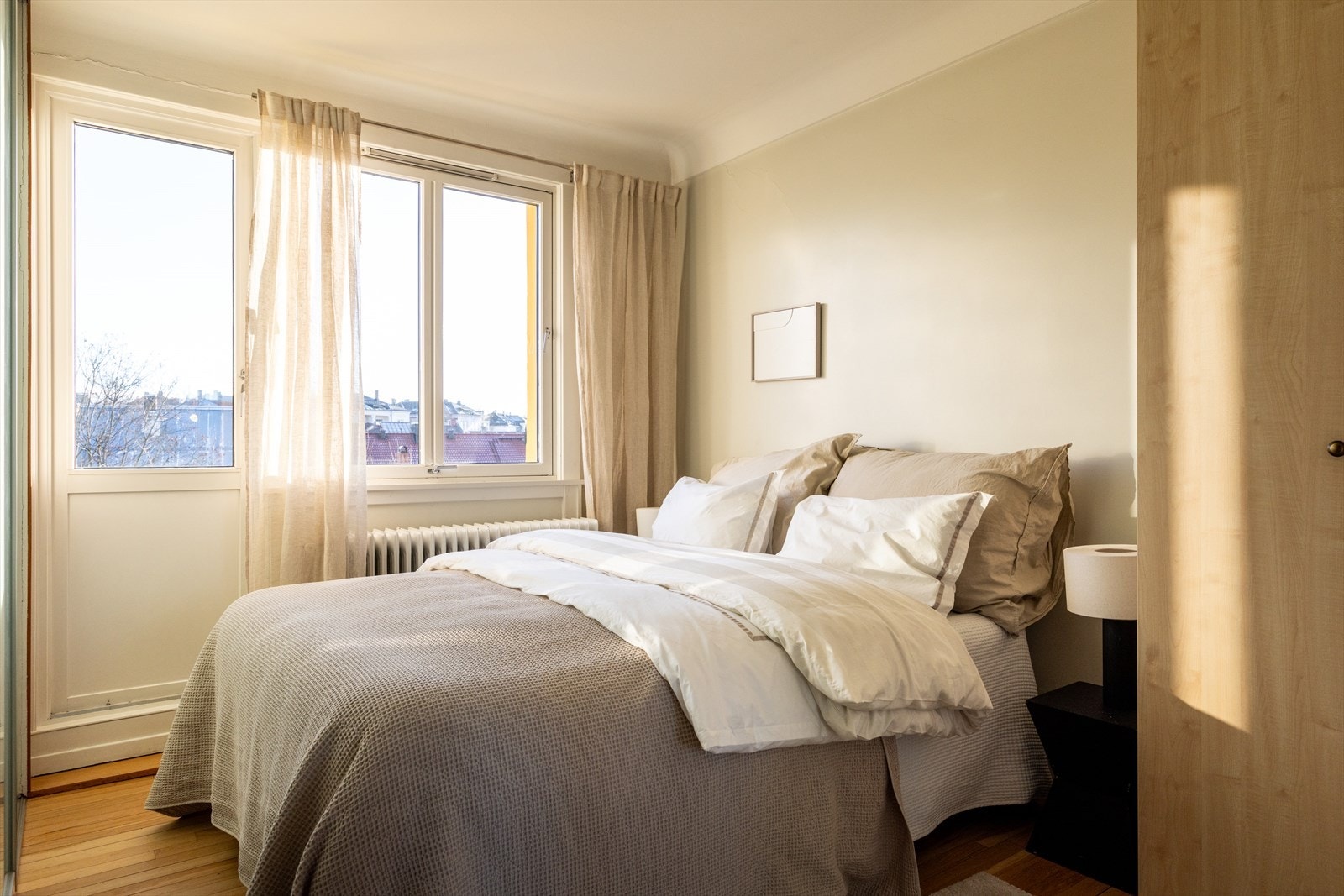 - Romslig hovedsoverom med god plass til dobbeltseng med tilhørende nattbord - Galleribilde