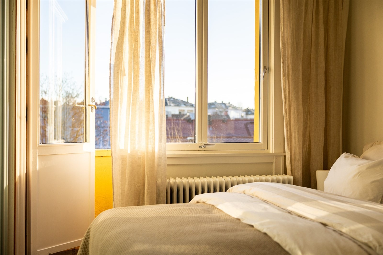 - Store vindusflater som gir rikelig med luft og lys i tillegg til utgang til balkong - Galleribilde