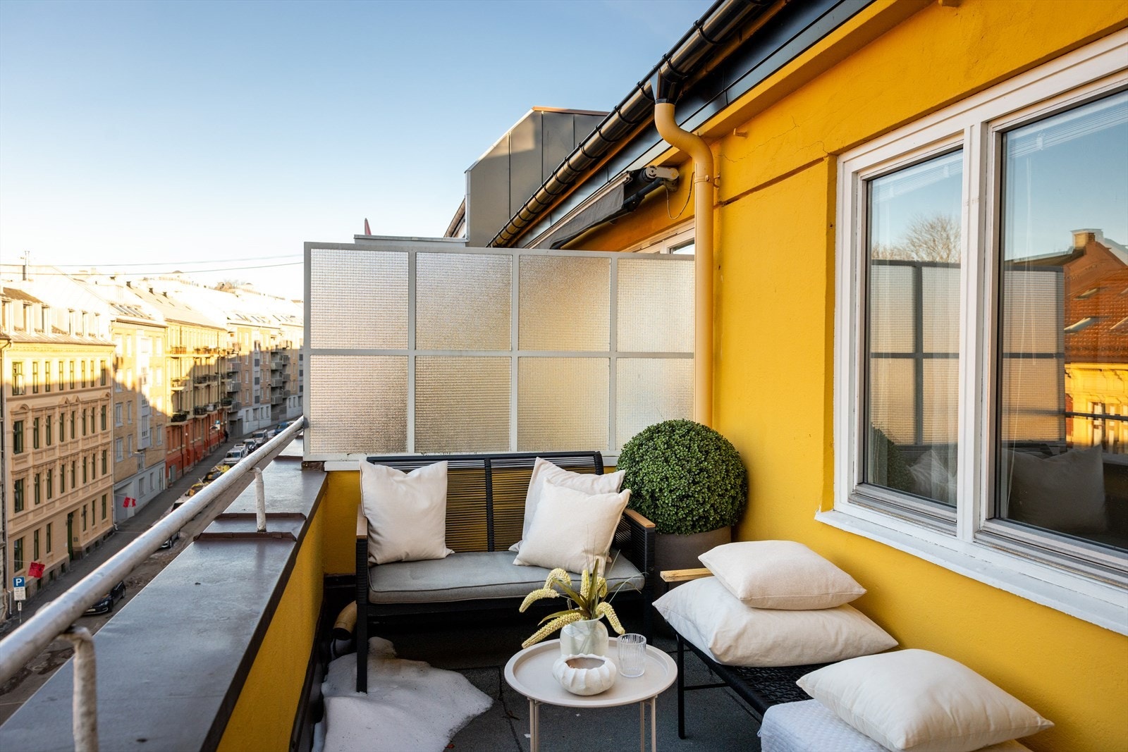 - Vestvendt takterrasse på ca. 8 kvm med utgang fra stuen - Galleribilde