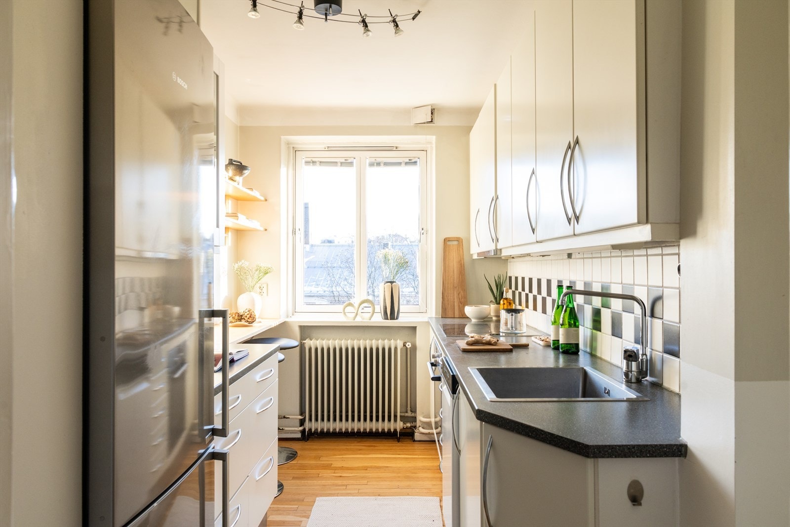 - Separat kjøkken fra 1995, senere oppgradert med ekstra skap og ny benkeplate. Komfyr, topplate og kjøleskap fra 2011. Ny oppvaskmaskin 2023 - Galleribilde