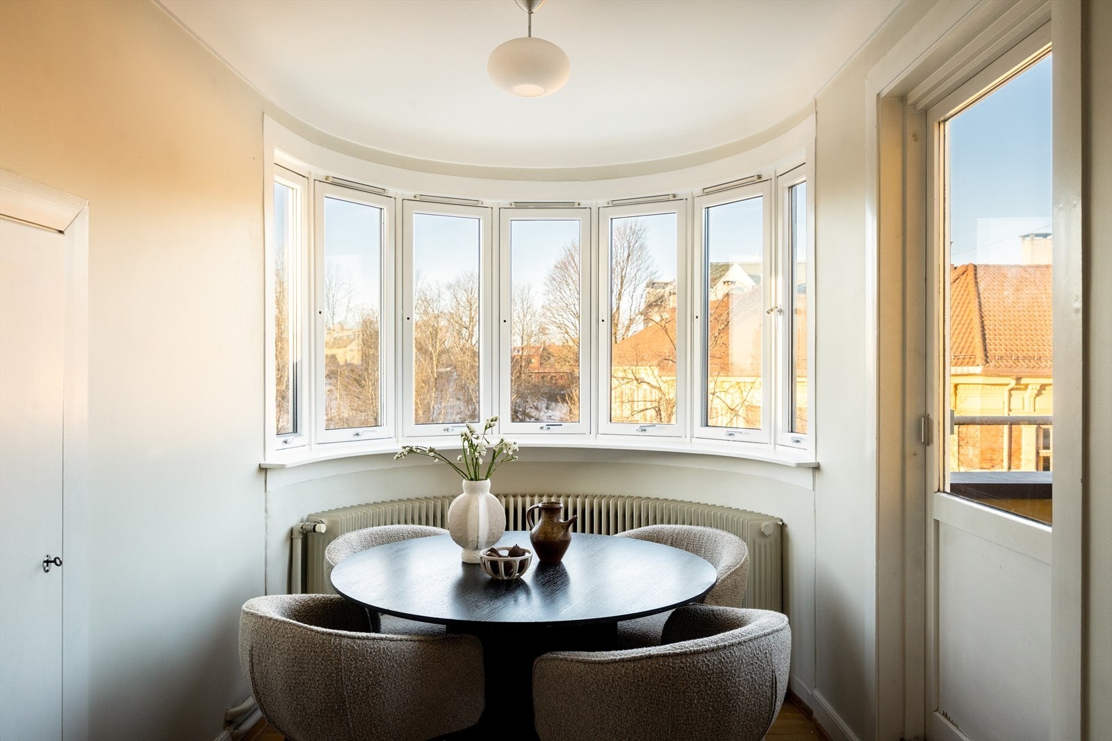 - Hyggelig karnapp med plass til spisebord - Galleribilde