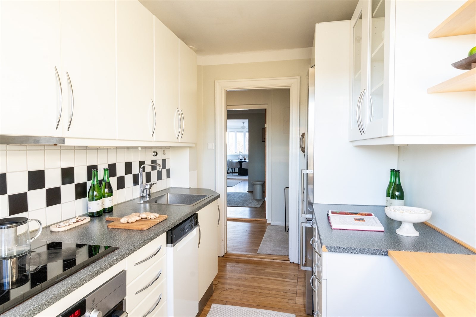 - Det er hvitevarer, herunder kjøl/fryseskap, oppvaskmaskin og stekeovn. Det er kjøkkenventilator med kullfilter - Galleribilde