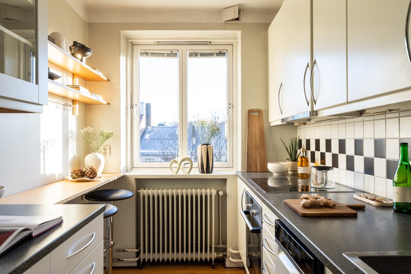 - Kjøkkeninnredningen består av glatte skapfronter med over- og underskap som gir god oppbevaringsplass. Benkeplaten er i laminat, og det er montert nedfelt platetopp og oppvaskkum - Galleribilde