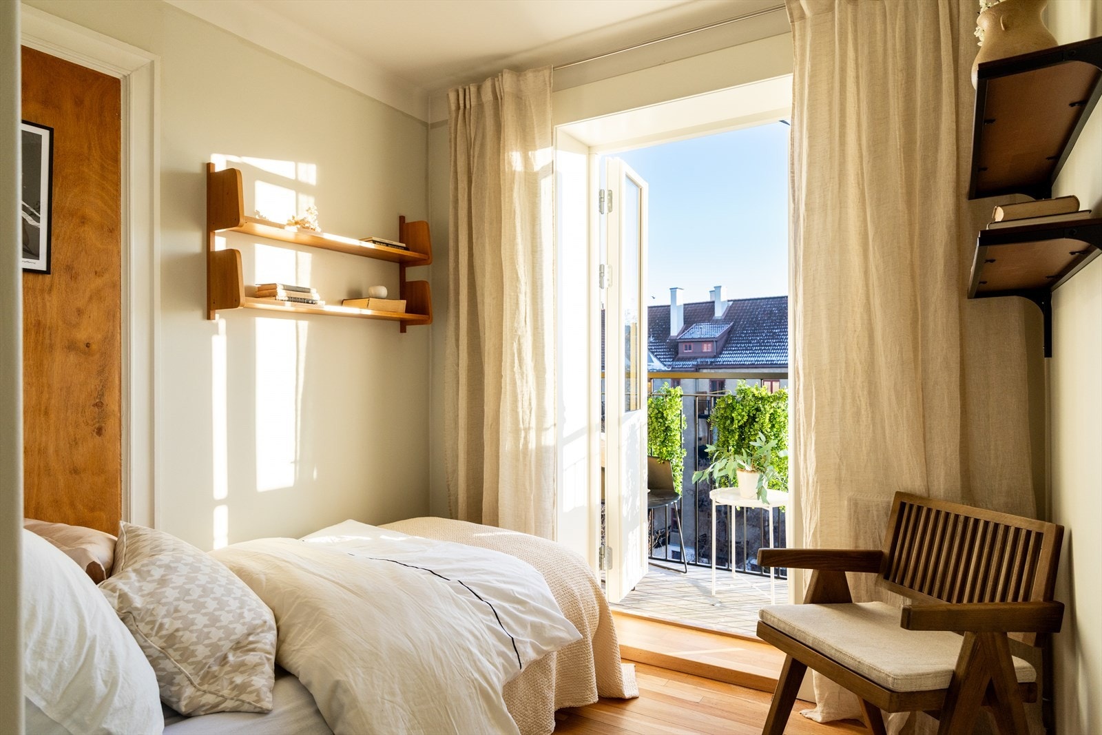 - Store vindusflater som gir rikelig med luft og lys i tillegg til utgang til balkong - Galleribilde