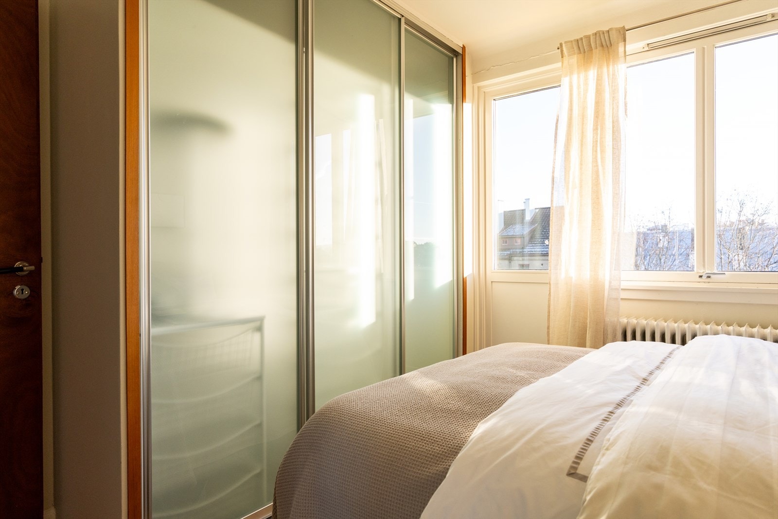 - Masse oppbevaringsplass i skyvedørsgarderobe - Galleribilde