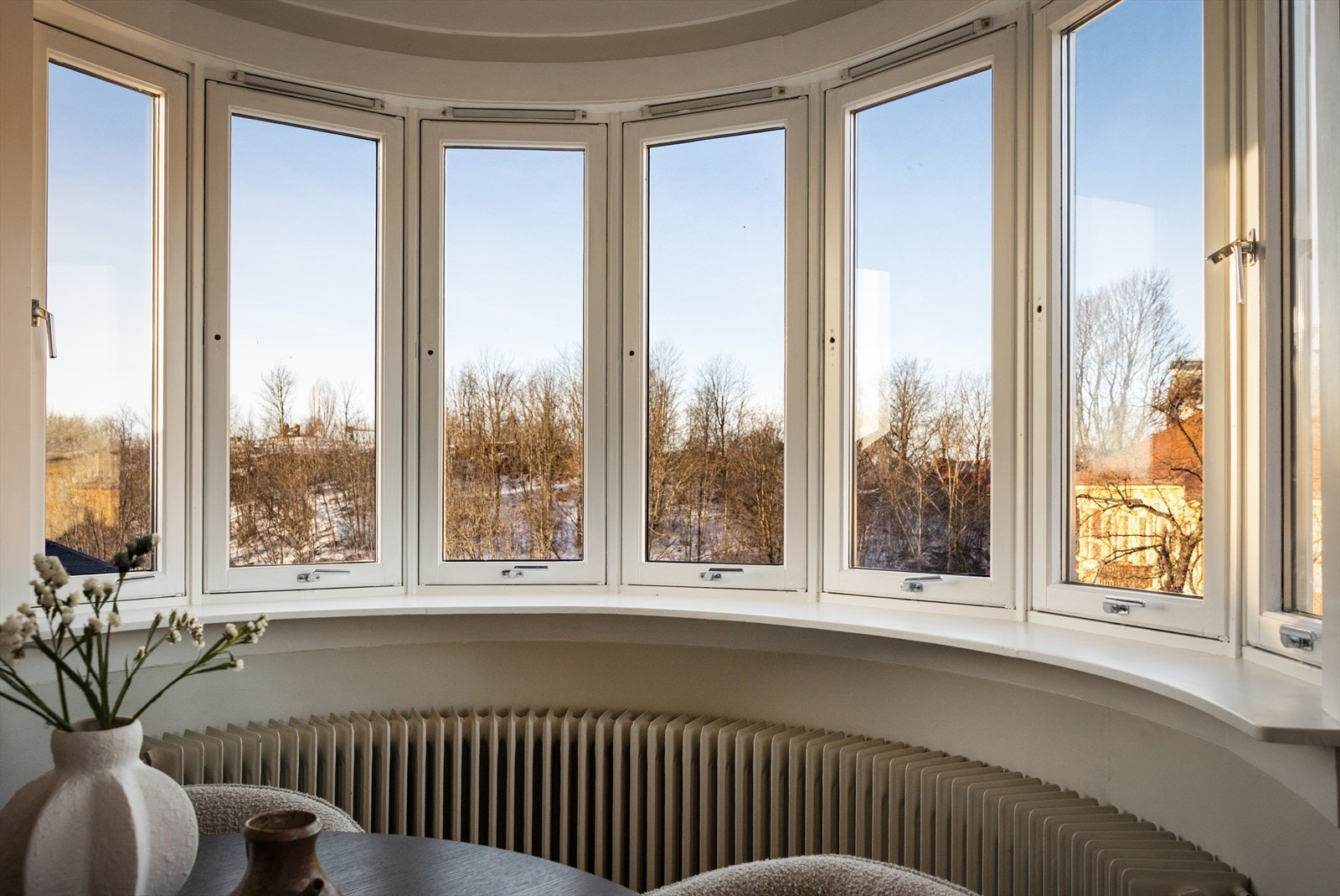 - Store vindusflater og herlig utsikt - Galleribilde