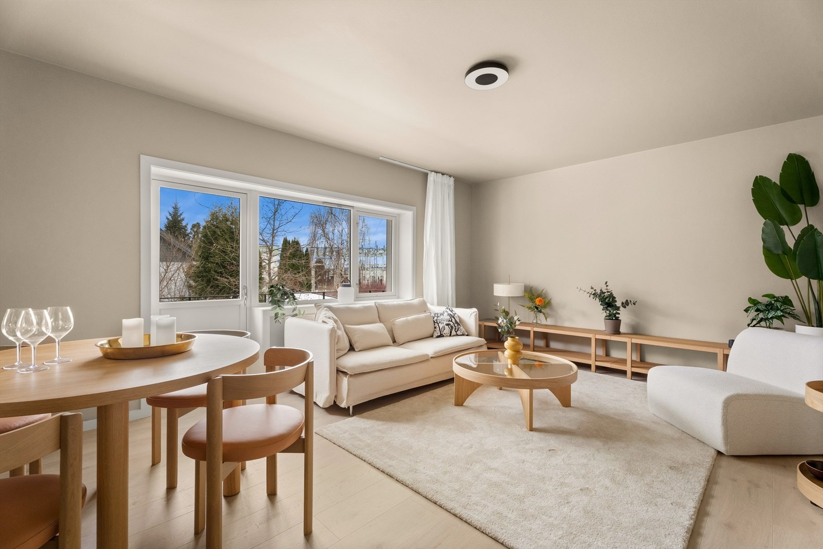 Leiligheten byr på lyse og luftige oppholdsrom med en god romfølelse. Galleribilde