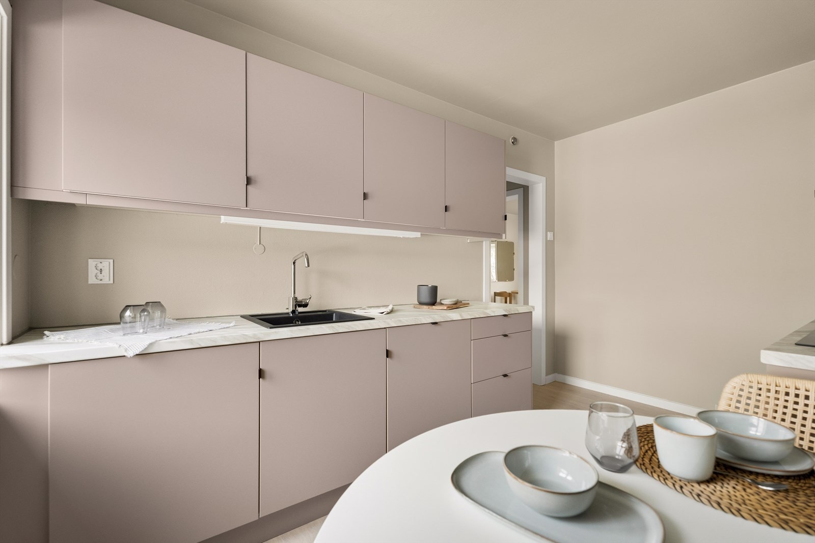 Det er godt utstyrt med, oppvaskmaskin, kjøl-/fryseskap, komfyr, induksjonstopp og avtrekksvifte. Galleribilde