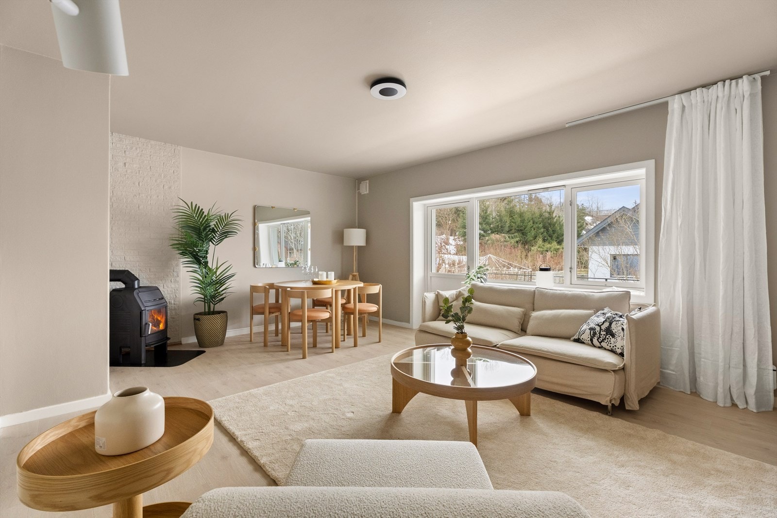 Stuen er romslig og gir fleksible møbleringsmuligheter, slik at du enkelt kan skape den stuen du ønsker. Galleribilde