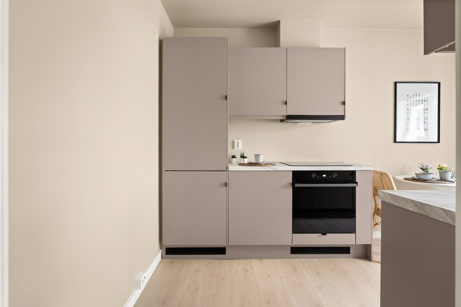 Kjøkkenet ligger i et separat rom og er romslig med ny innredning fra 2025. Galleribilde