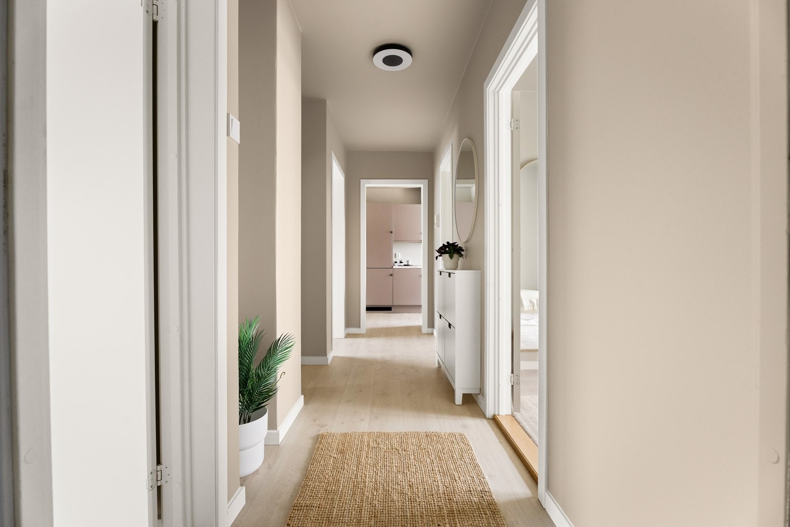 Leiligheten er beliggende i byggets første etasje i en firemannsbolig med 4 leiligheter totalt. Galleribilde