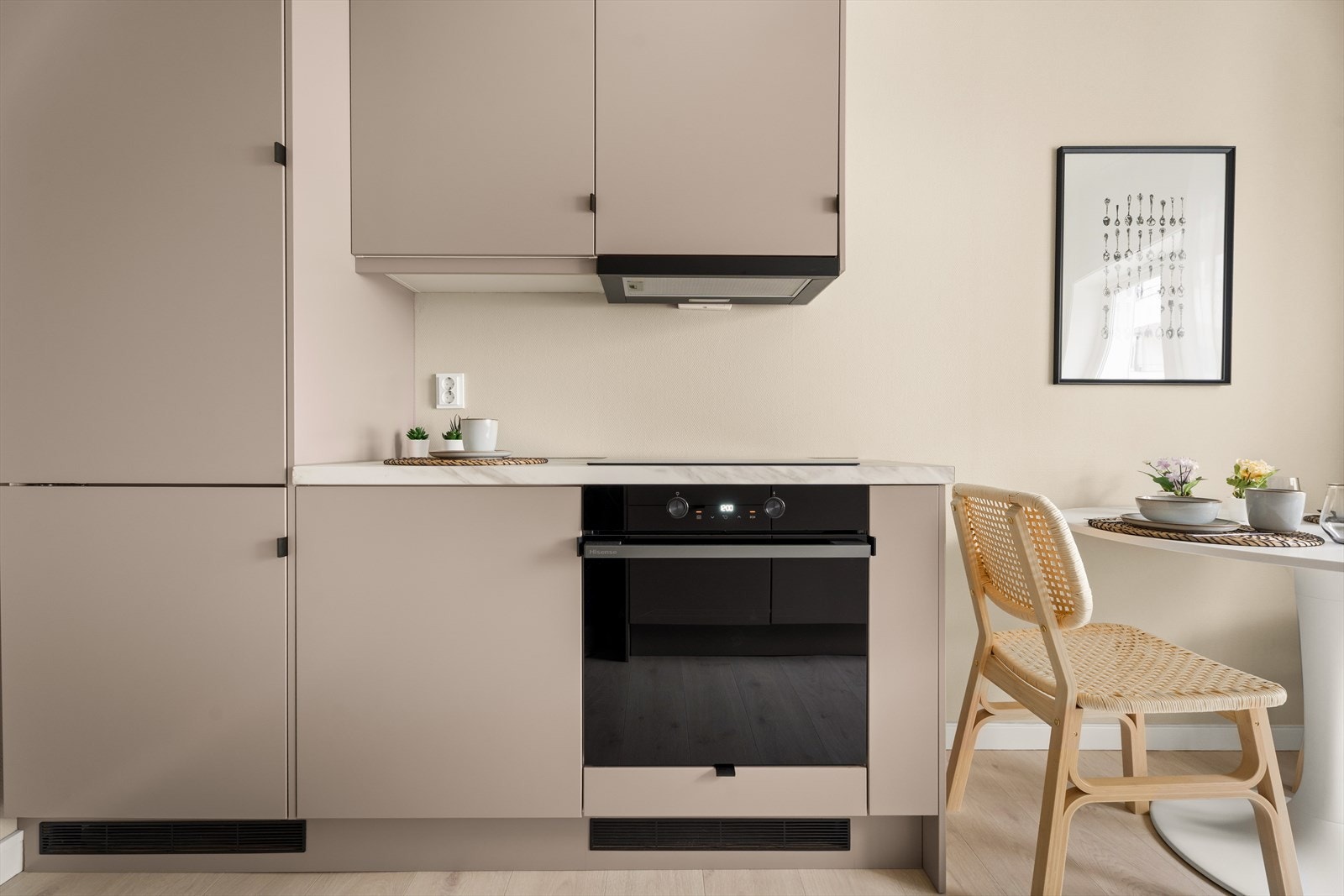 Kjøkkenet er levert av Epoq med slette fronter, laminert benkeplate og integrert oppvaskkum. Galleribilde