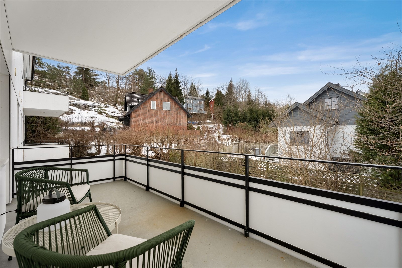 Fra stuen har du direkte utgang til en balkong med gode solforhold og utsikt over nabolaget - perfekt for å lage en hyggelig uteplass hvor du kan nyte fine dager. Galleribilde