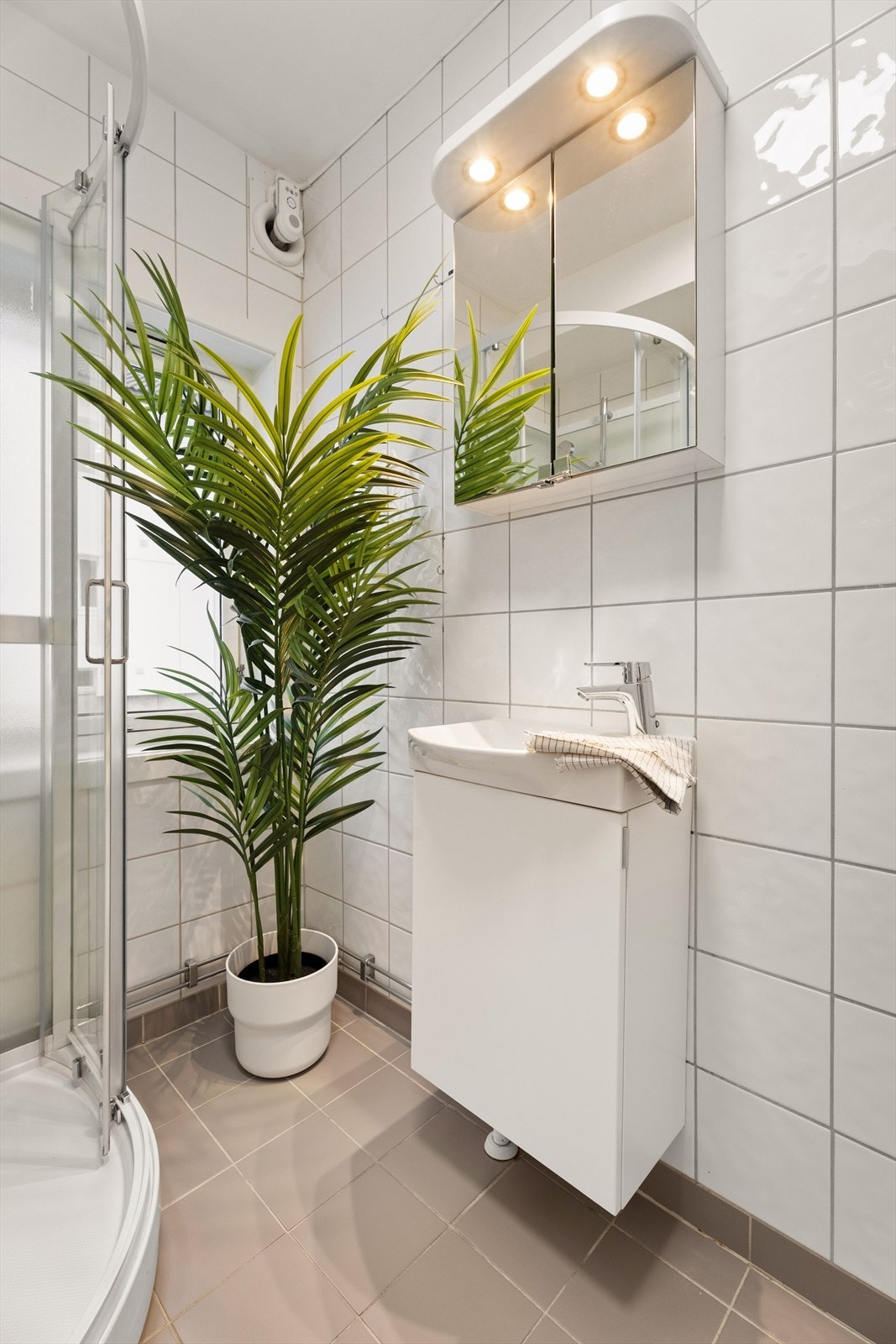 Videre er det er utstyrt med servantskap, dusjkabinett, opplegg for vaskemaskin og WC på sokkel. Galleribilde