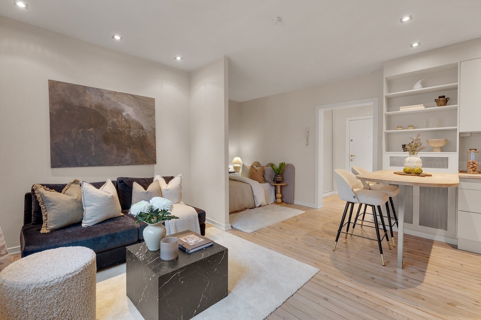 Plasss til både sofa, sofabord samt tilhørende møblement. Galleribilde