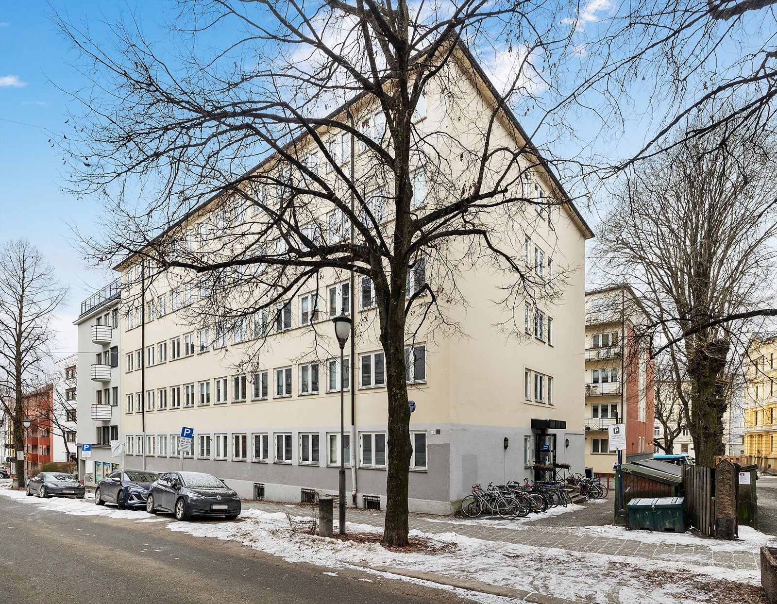 Eiendommen ligger i et veletablert område med eldre bebyggelse og adkomst fra offentlig vei. Galleribilde