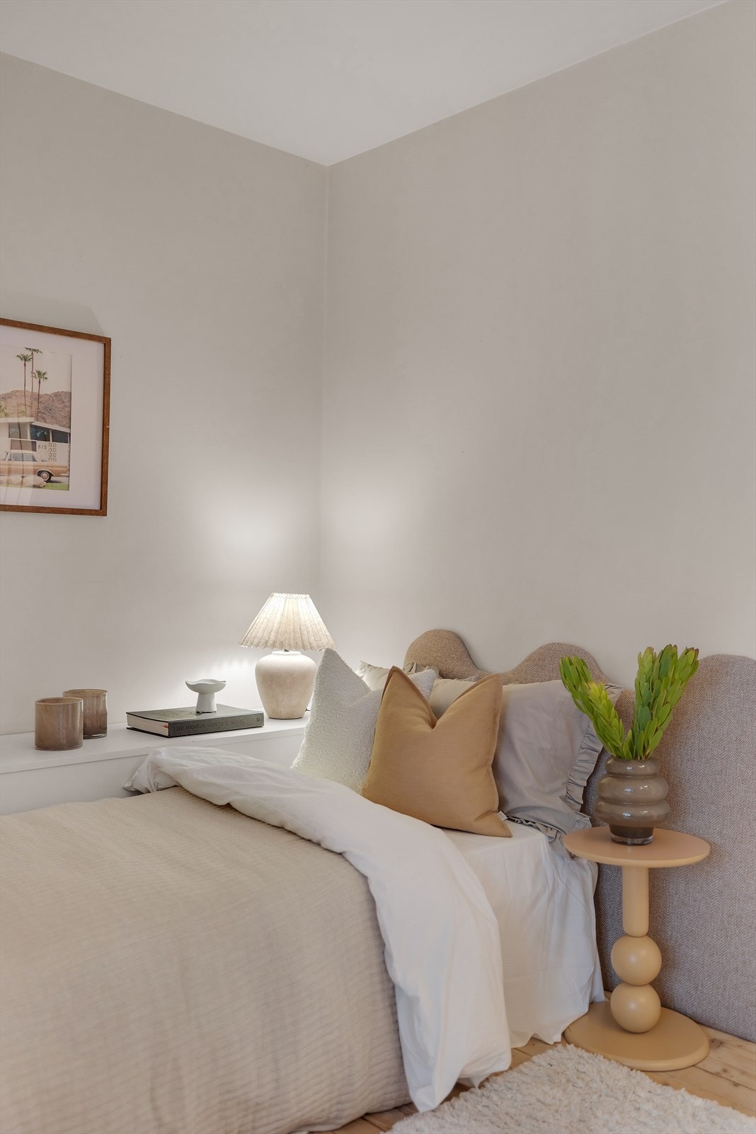 Plassbesparende skapløsning ved sengen gir praktisk oppbevaring. Galleribilde