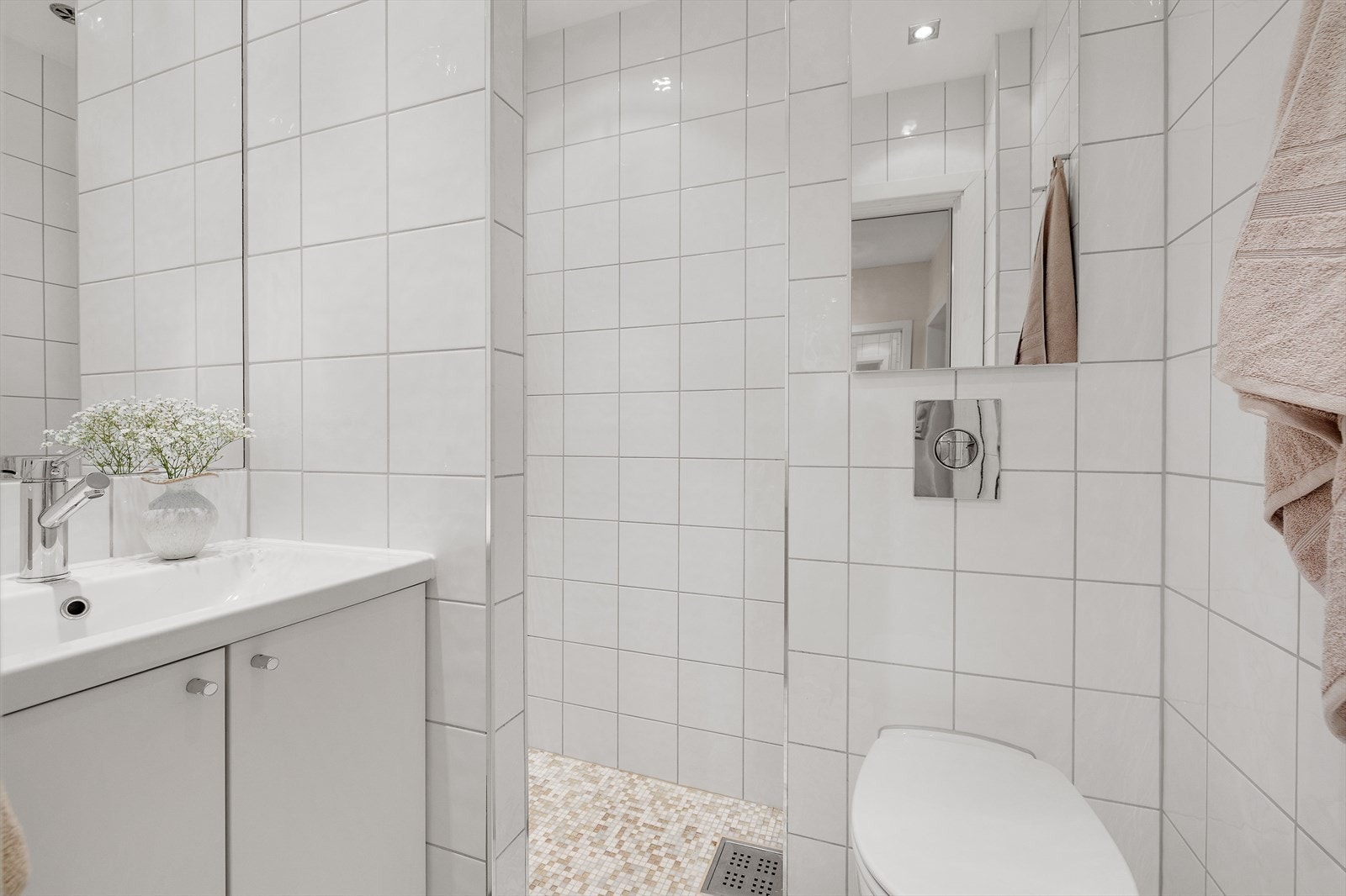 Pent bad med flislagte vegger og gulv. Varmekabler. Malt himling med downlights. Galleribilde