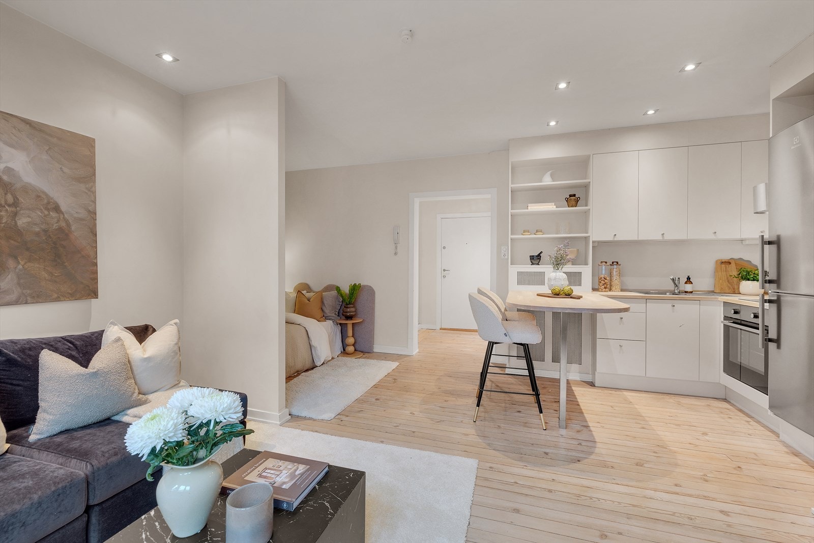 Åpen planløsning mellom kjøkken og stue gir god romfølelse og fleksibilitet i innredningen. Galleribilde