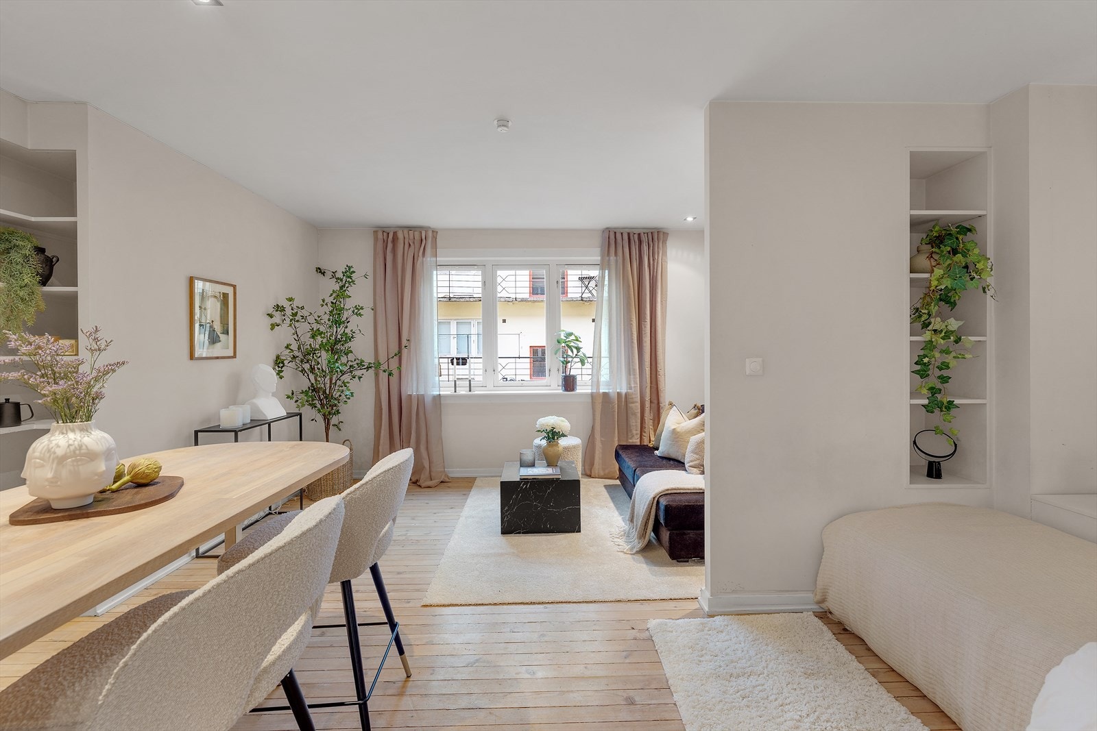 Åpen løsning mellom stue og kjøkken gir en romslig atmosfære. Galleribilde