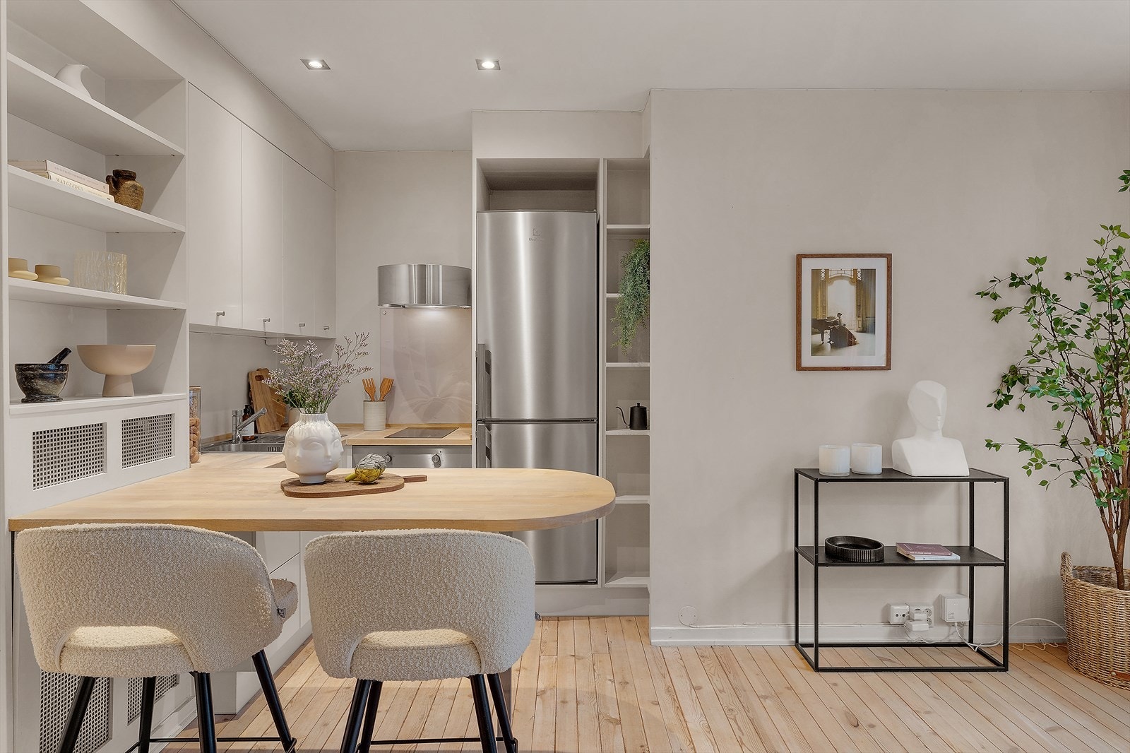 Kjøkkenet har integrerte hvitevarer og en benkeplate i tre som gir en praktisk arbeidsflate. Galleribilde