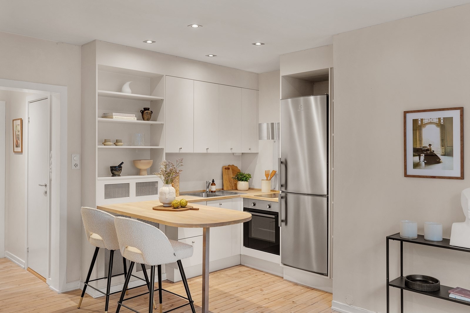 Åpen kjøkkenløsning med praktisk bar-løsning. Galleribilde