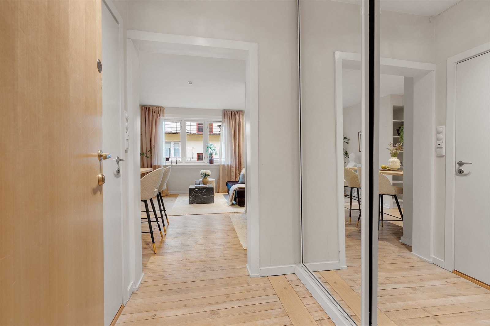 Praktisk entre med stor skyvedørsgarderobe med speilfront Galleribilde