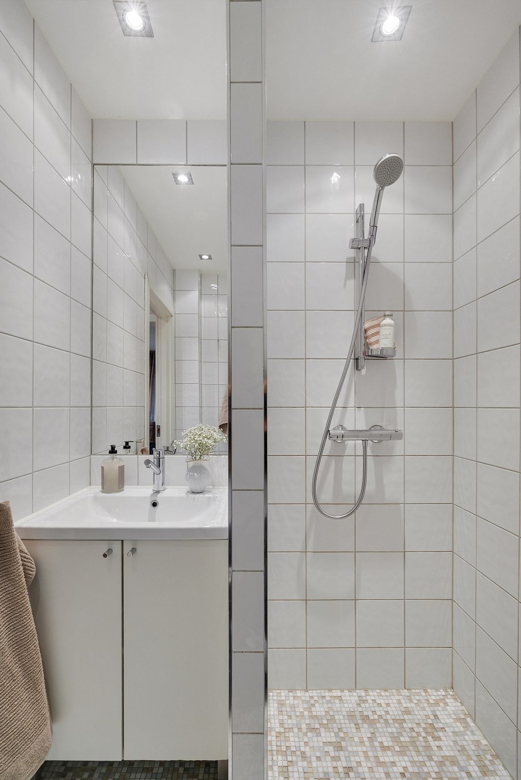 Dusjhjørne med flislagt gulv. Galleribilde