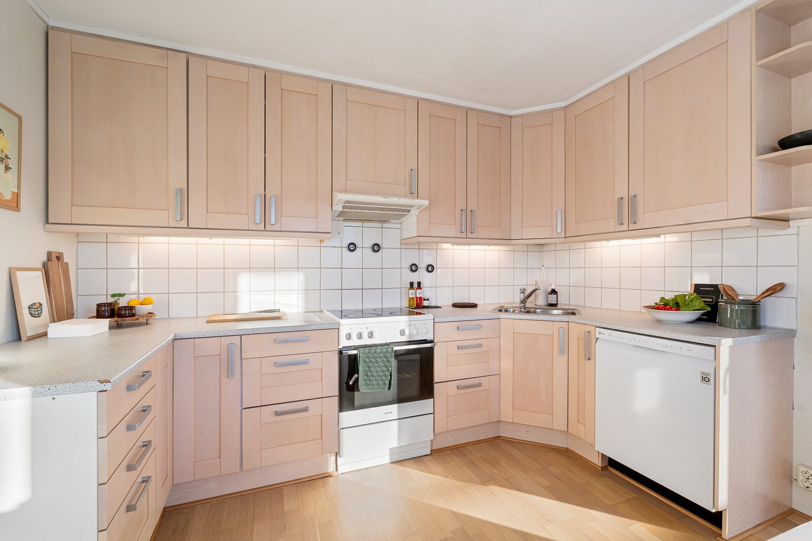 Kjøkkenet er av god størrelse noe som sikrer med rikelig skap- og benkeplass Galleribilde