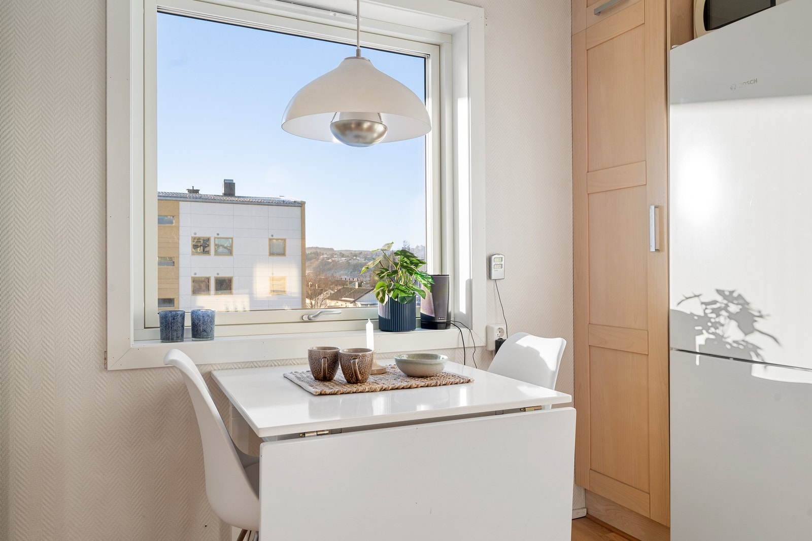 Det er også plass til egene liten spisesone på kjøkkenet hvor man kan nyte morgenkaffen Galleribilde