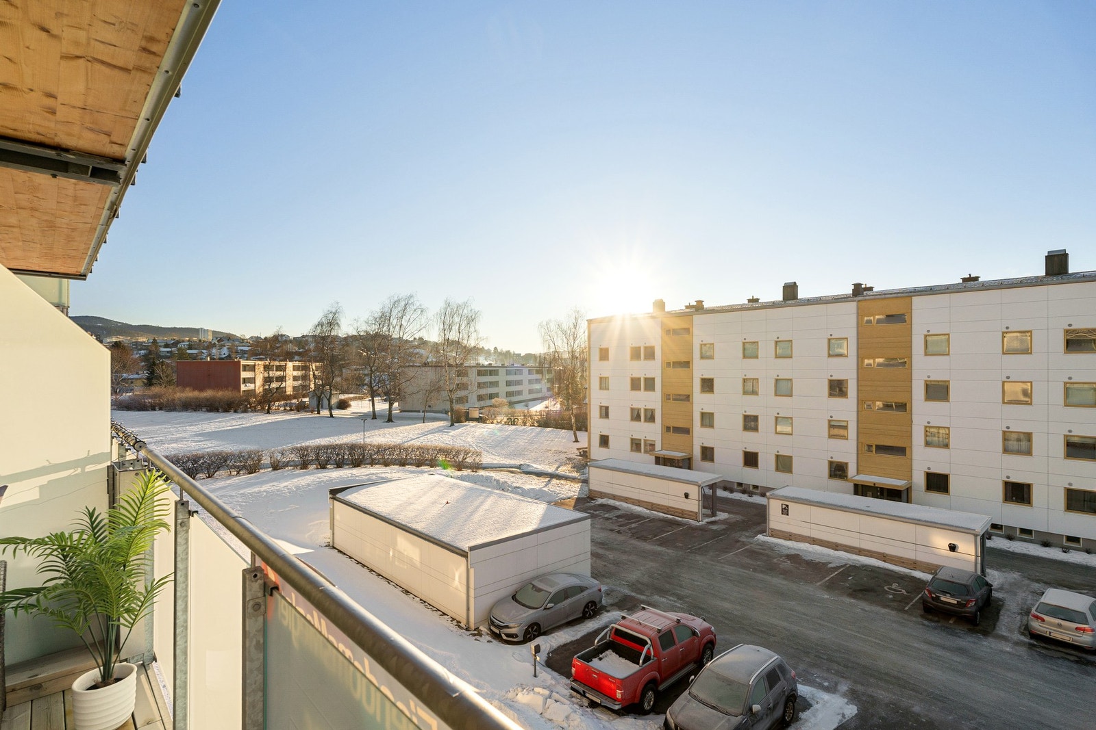 Balkongen er vestvendt, noe som sikrer svært gode solforhold gjennom store deler av dagen Galleribilde