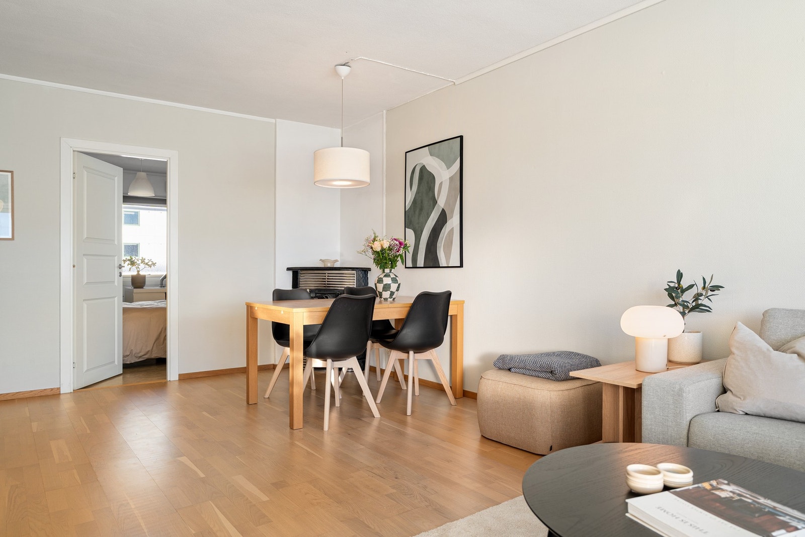 Spisesonen faller naturlig inn i rommet Galleribilde