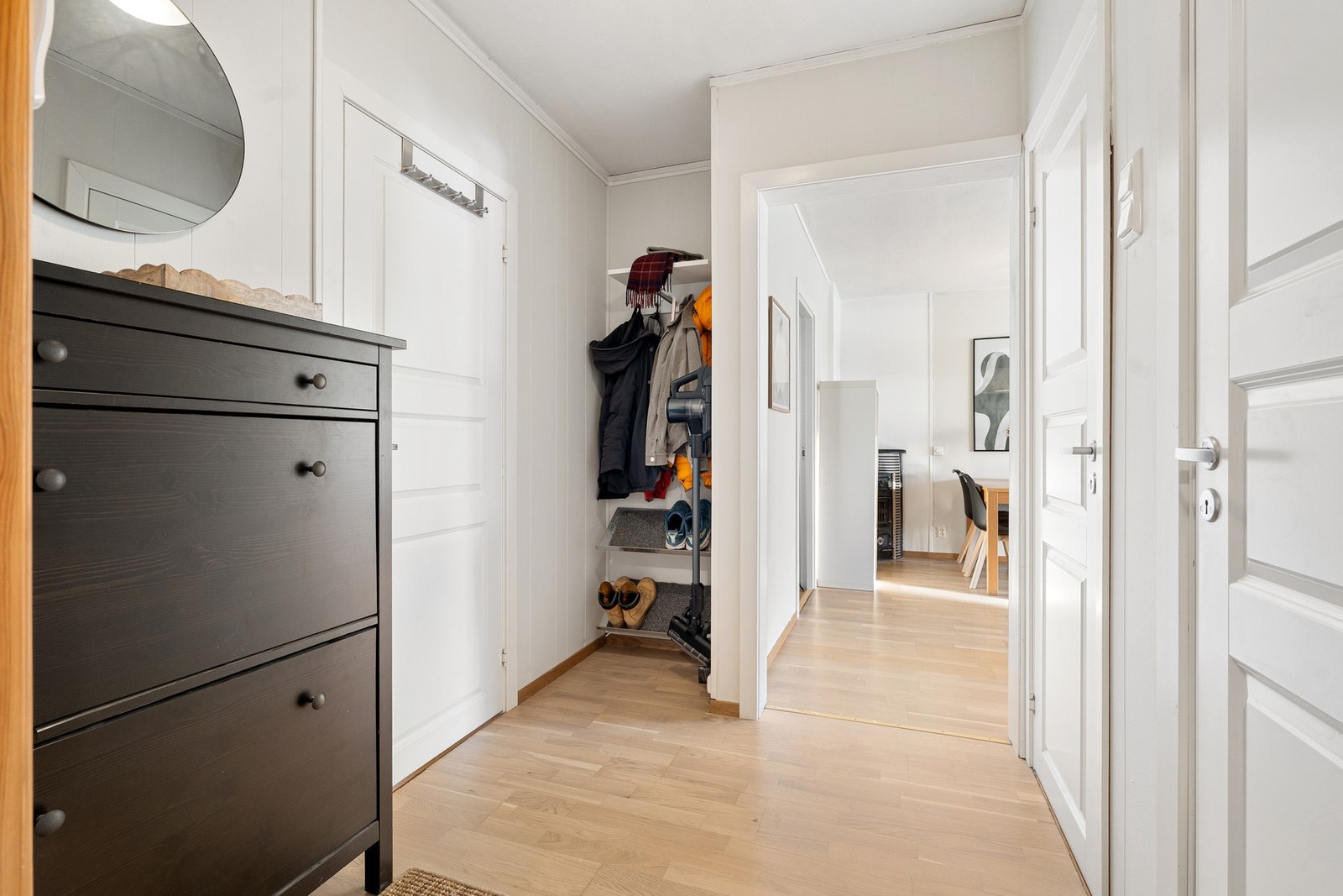 Luftig entrè med plass til å henge fra seg sko og yttertøy. Det er også innstallert porttelefon Galleribilde