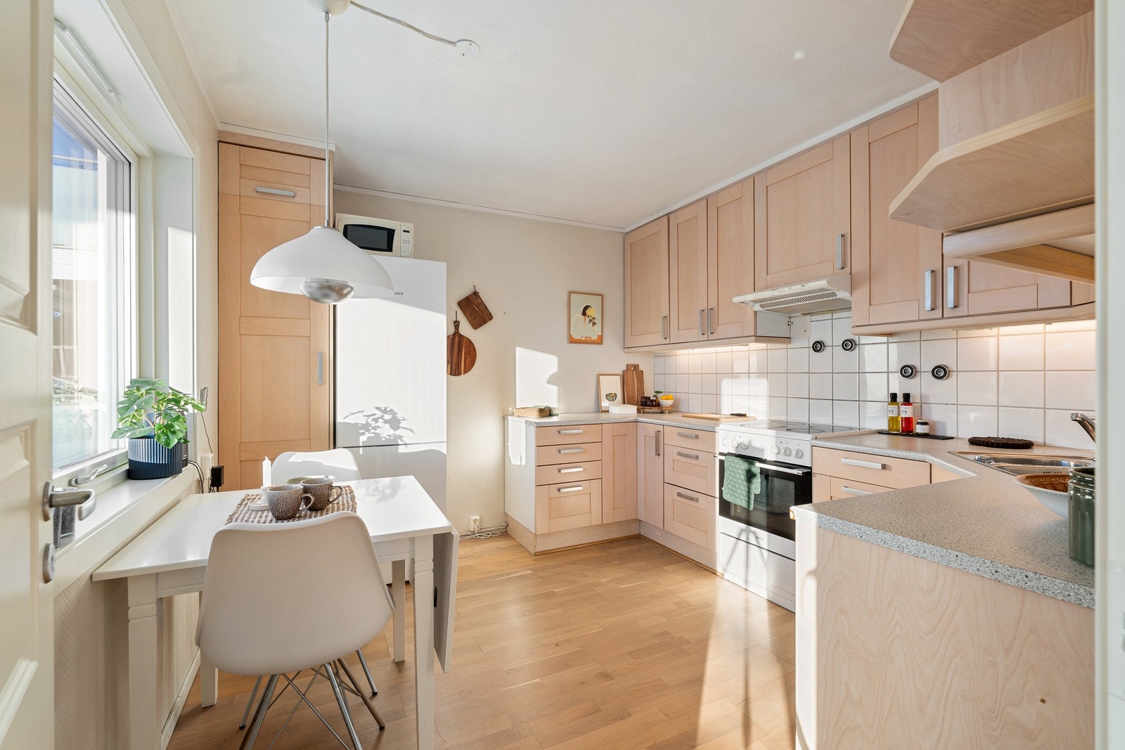 Innbydende kjøkken i lys eikefarge Galleribilde