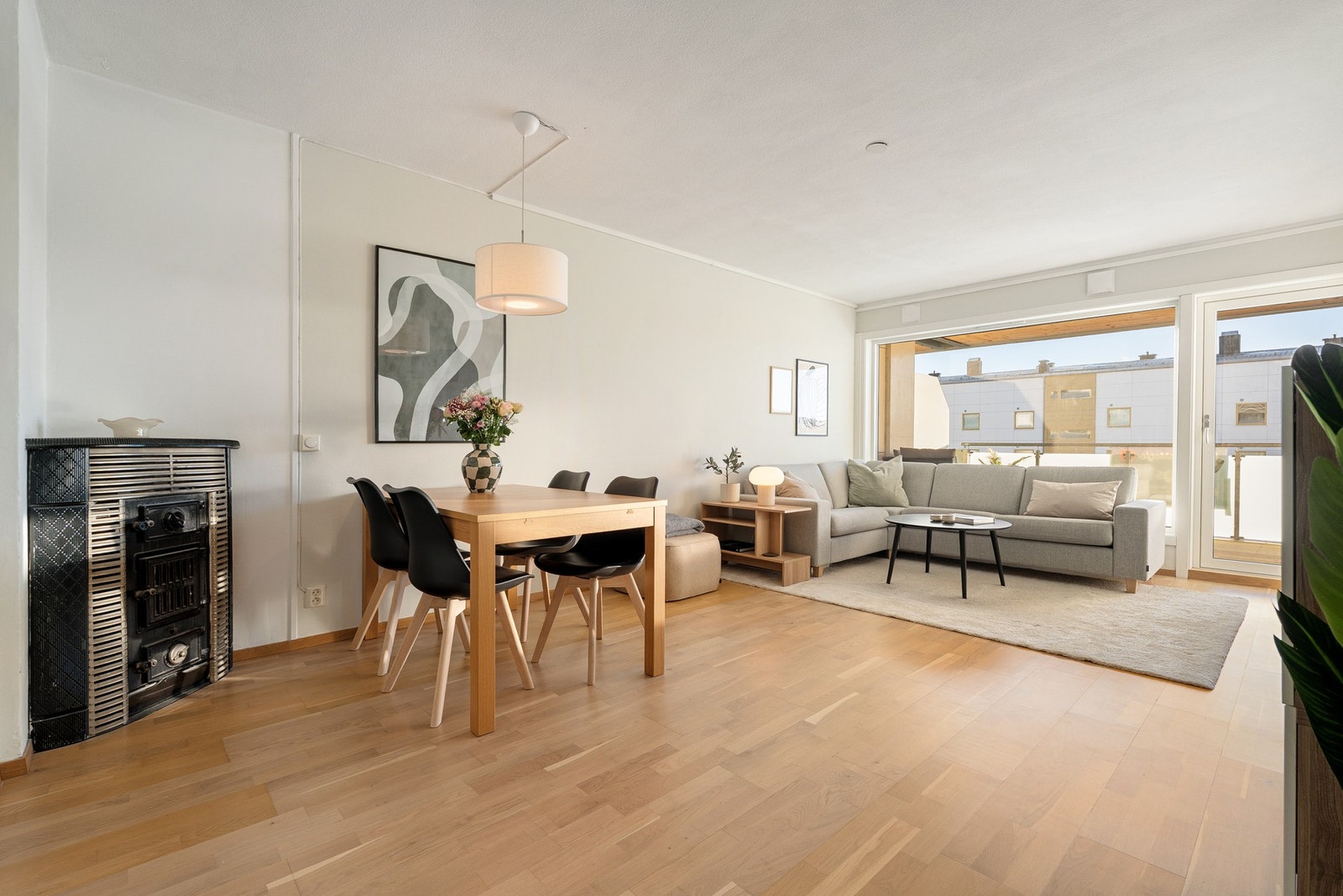 Leiligheten nyter en stor stue på hele 22 kvm. Her har man også en praktisk vedovn som gir en god og lun atmosfære i rommet Galleribilde