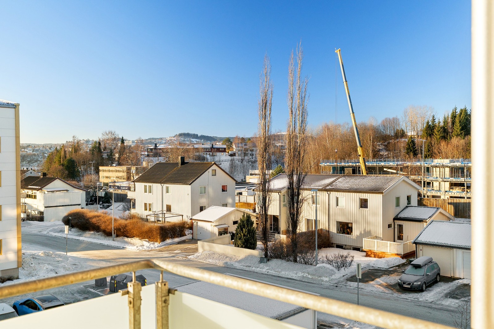 Fra balkongen får man utsikt mot nærområdet rundt Galleribilde