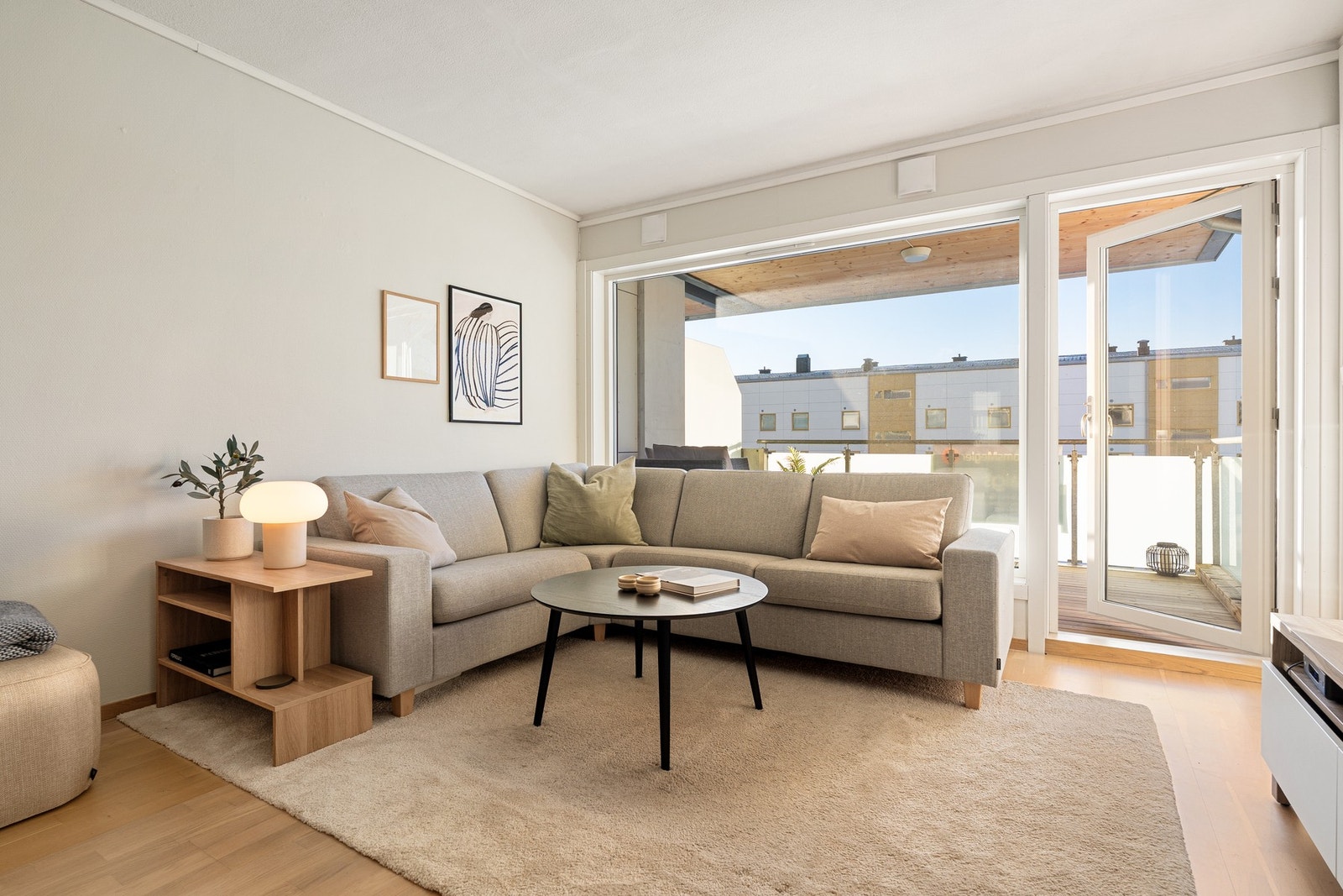 De store vindusflatene strekker seg lange hele veggen og sikrer med rikelig naturlig lysinnslipp i rommet Galleribilde