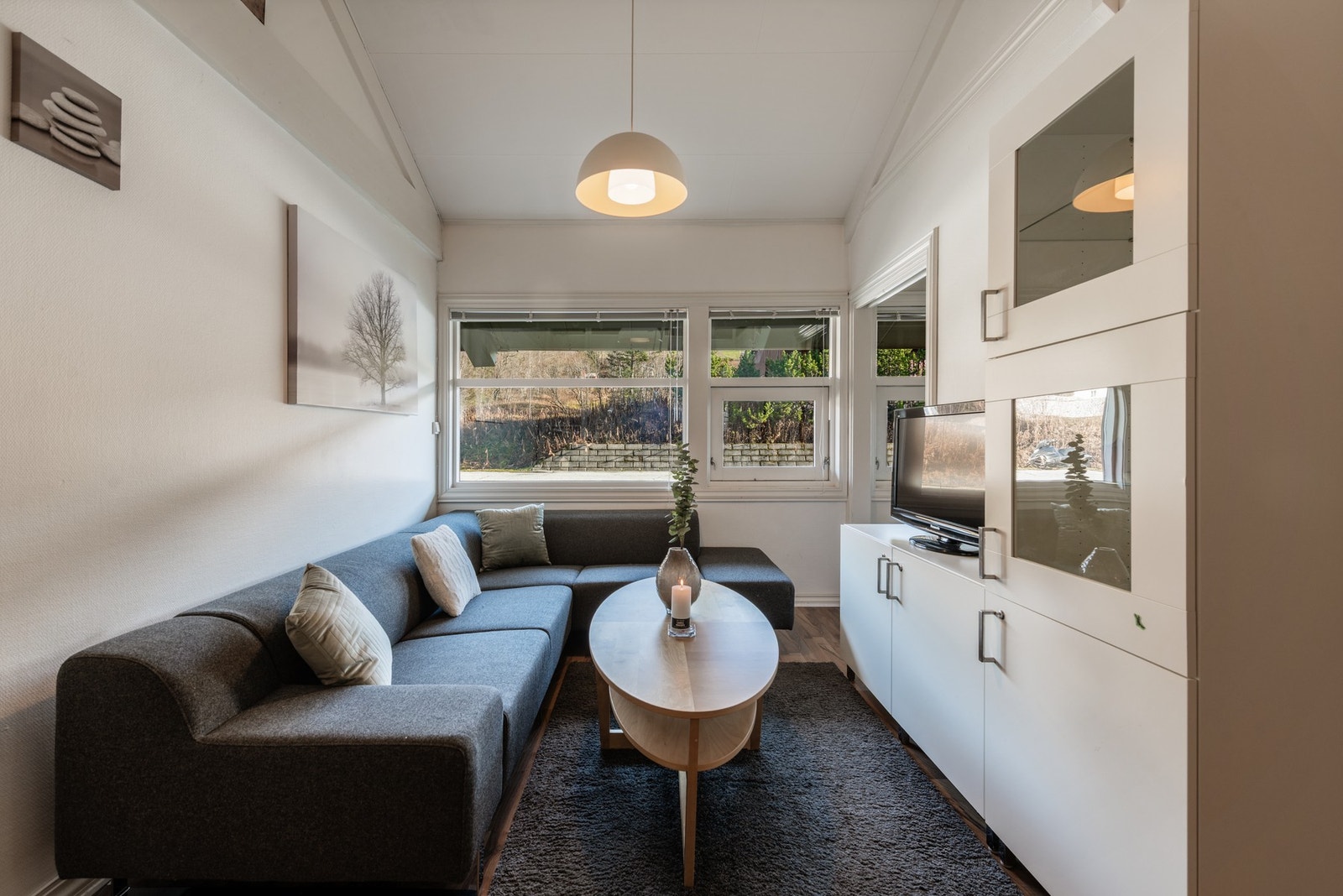 Stuen føles romslig med dens takhøyde og lyse overflater. Galleribilde