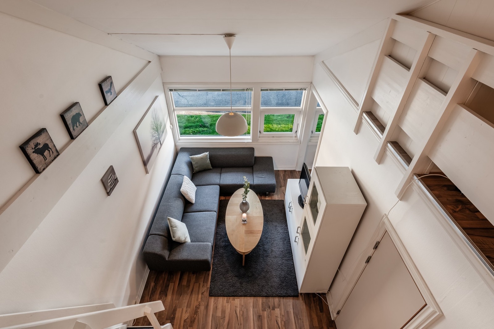 Åpning fra hemsen og ned, som bidrar til en luftig atmosfære. Galleribilde